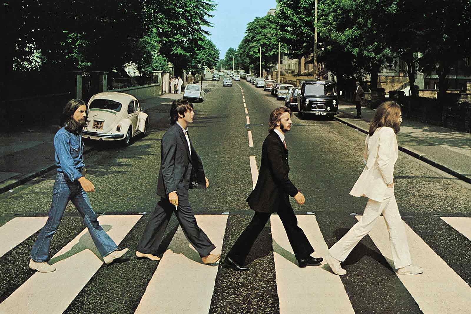 copertina di Abbey Road dei Beatles che camminano sulle strisce pedonali