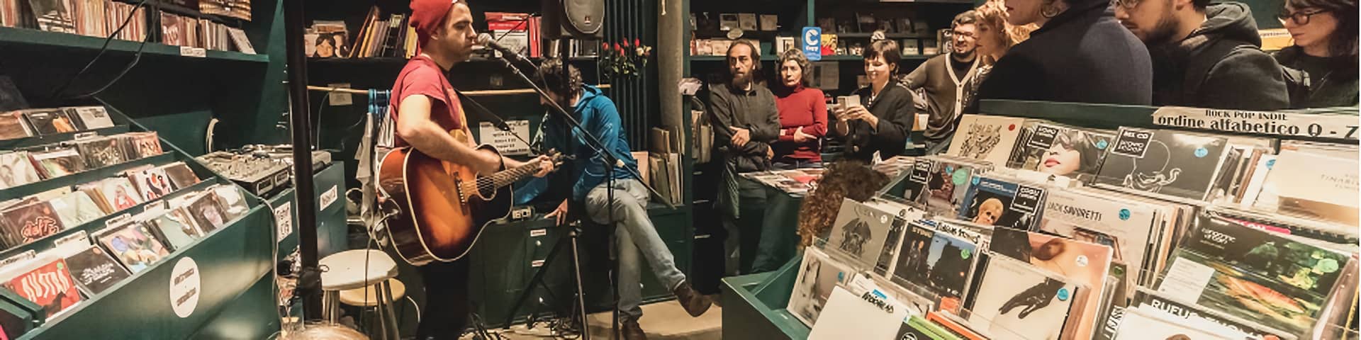 Colapesce si esibisce durante il set acustico alla Casa del Disco di Faenza