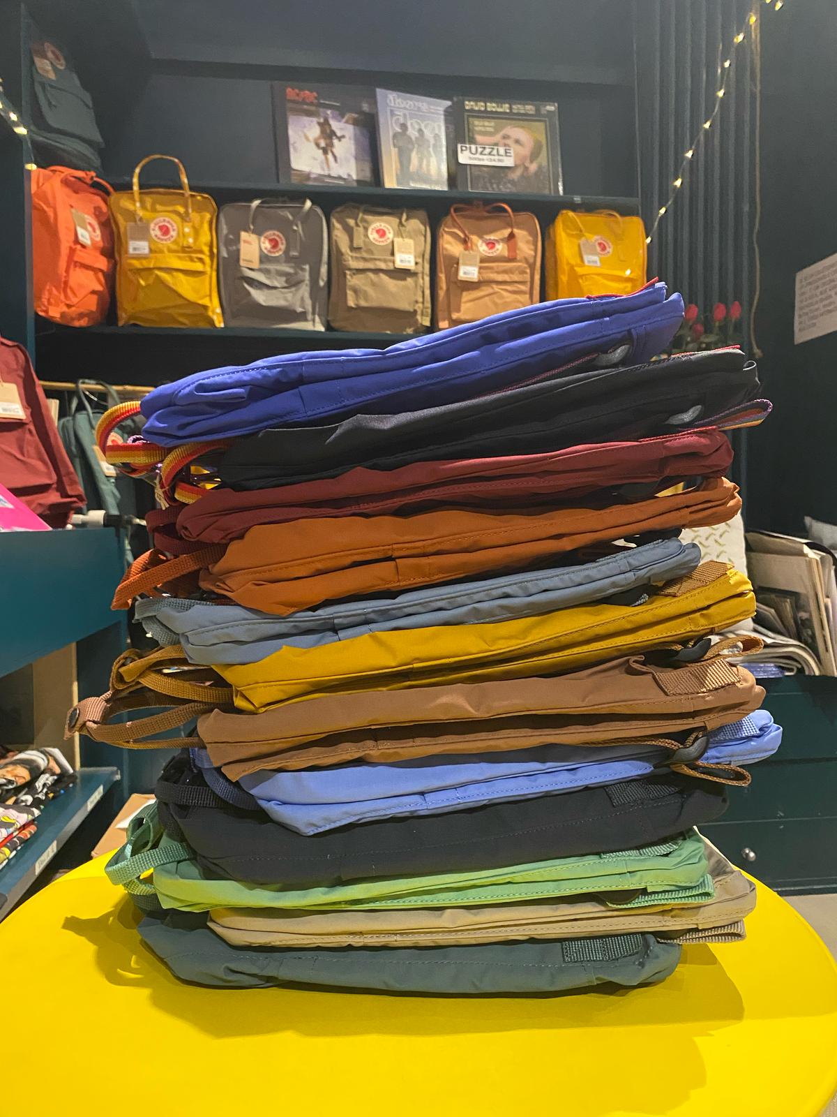 una pila di nuovi zaini Kånken Fjällräven appena arrivati in negozio alla casa del disco a Faenza